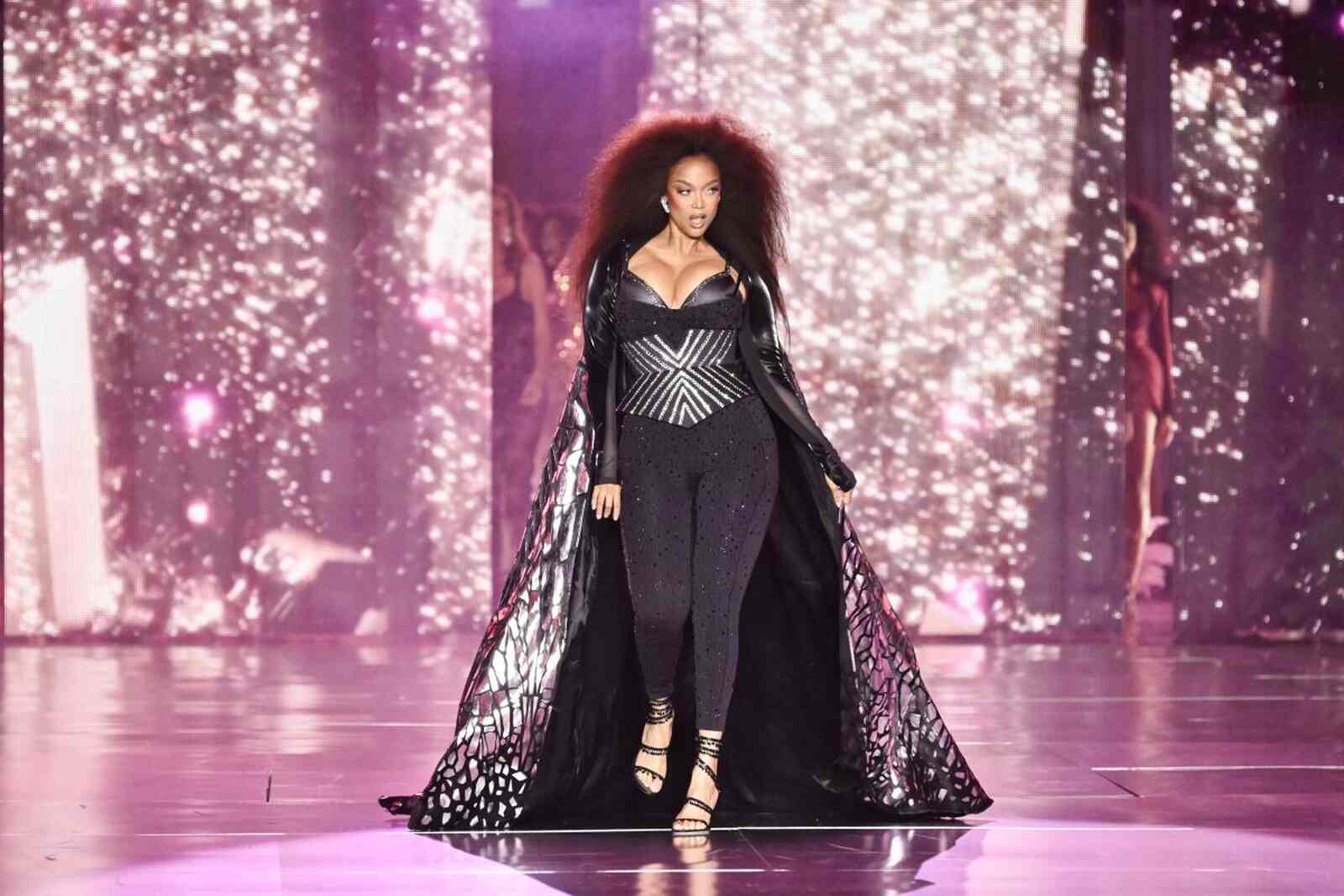 Tyra Banks desfilando para Victoria&acute;s Secret