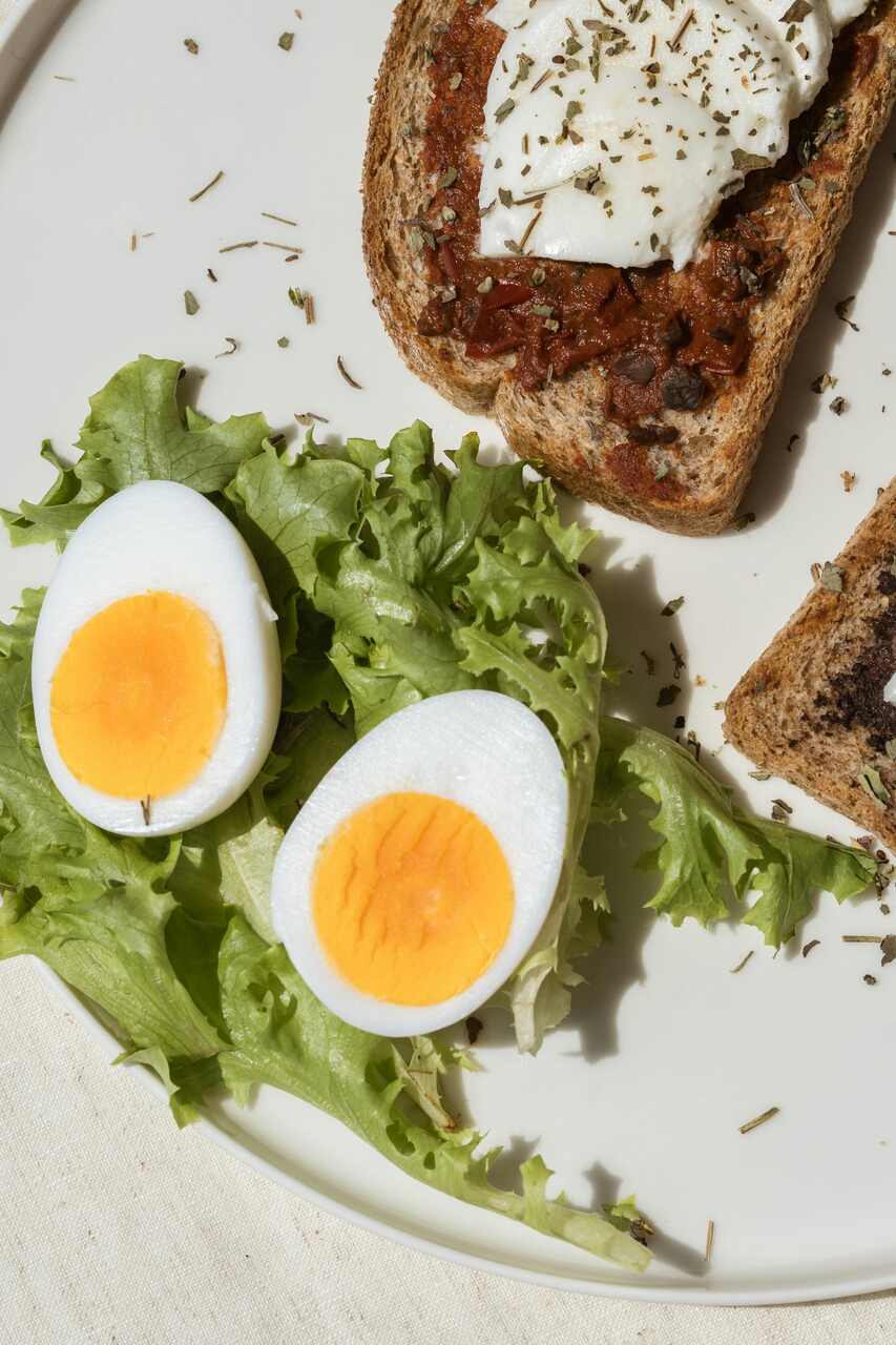habitos saludable descanso sue&ntilde;o - deasyuno huevos tostadas