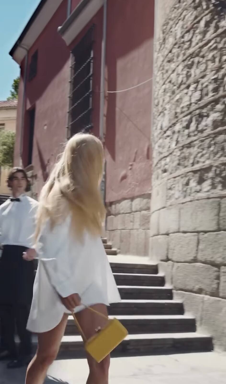 Esther Ca&ntilde;adas com camisa de Carolina Herrera
