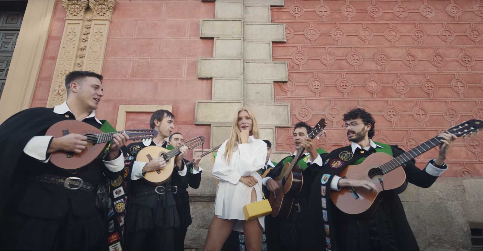 Esther Ca&ntilde;adas con los tunos para Carolina Herrera