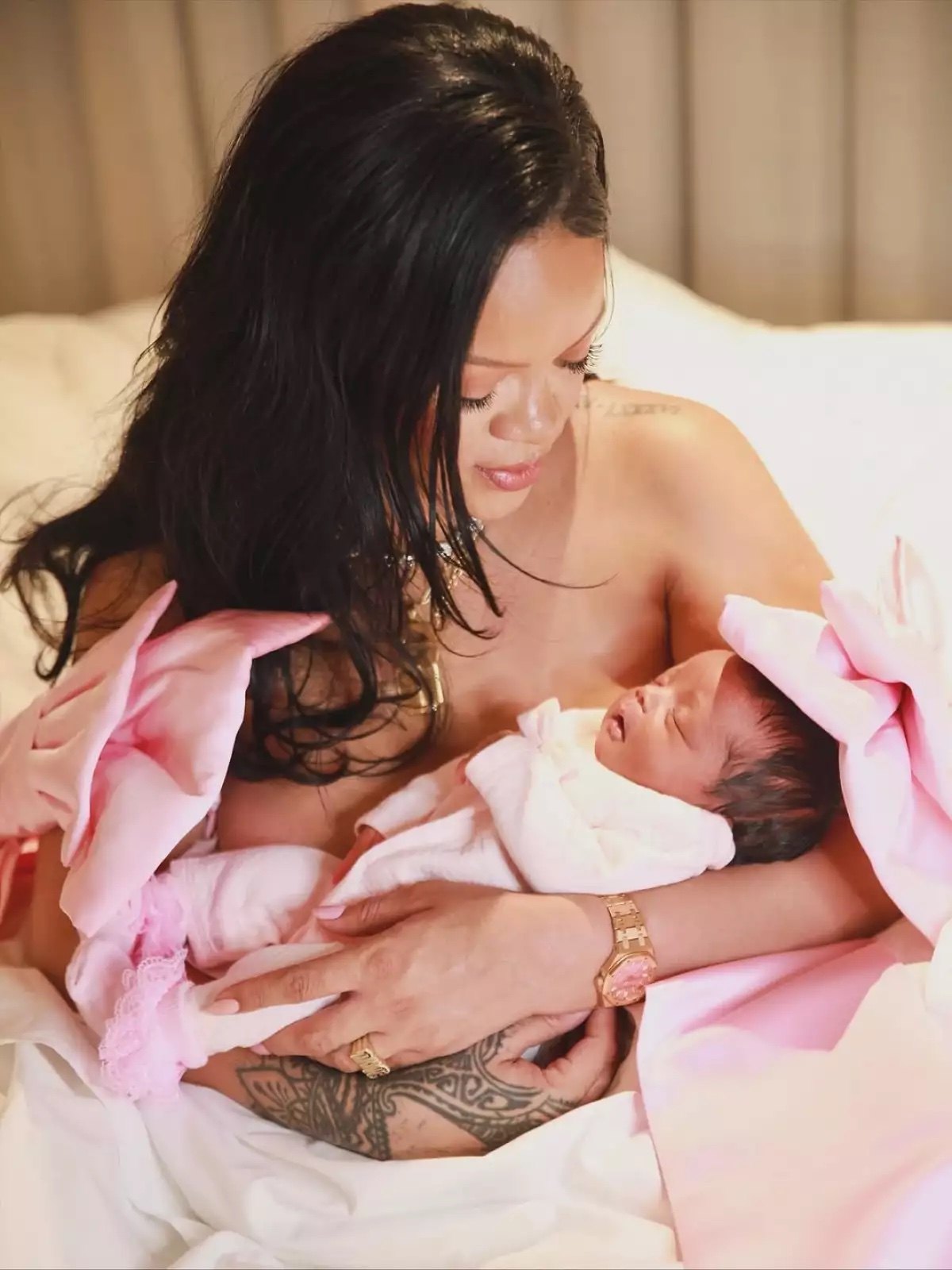 Rihanna con su hija reci&eacute;n nacida