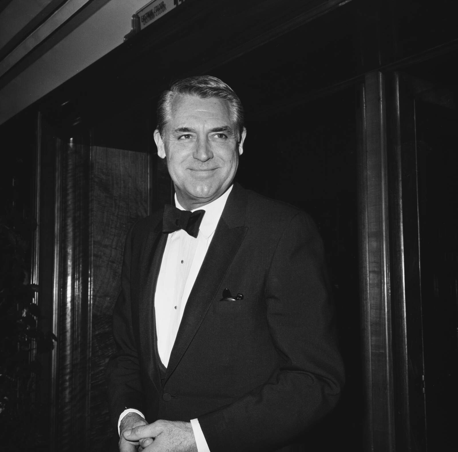 Cary Grant posando