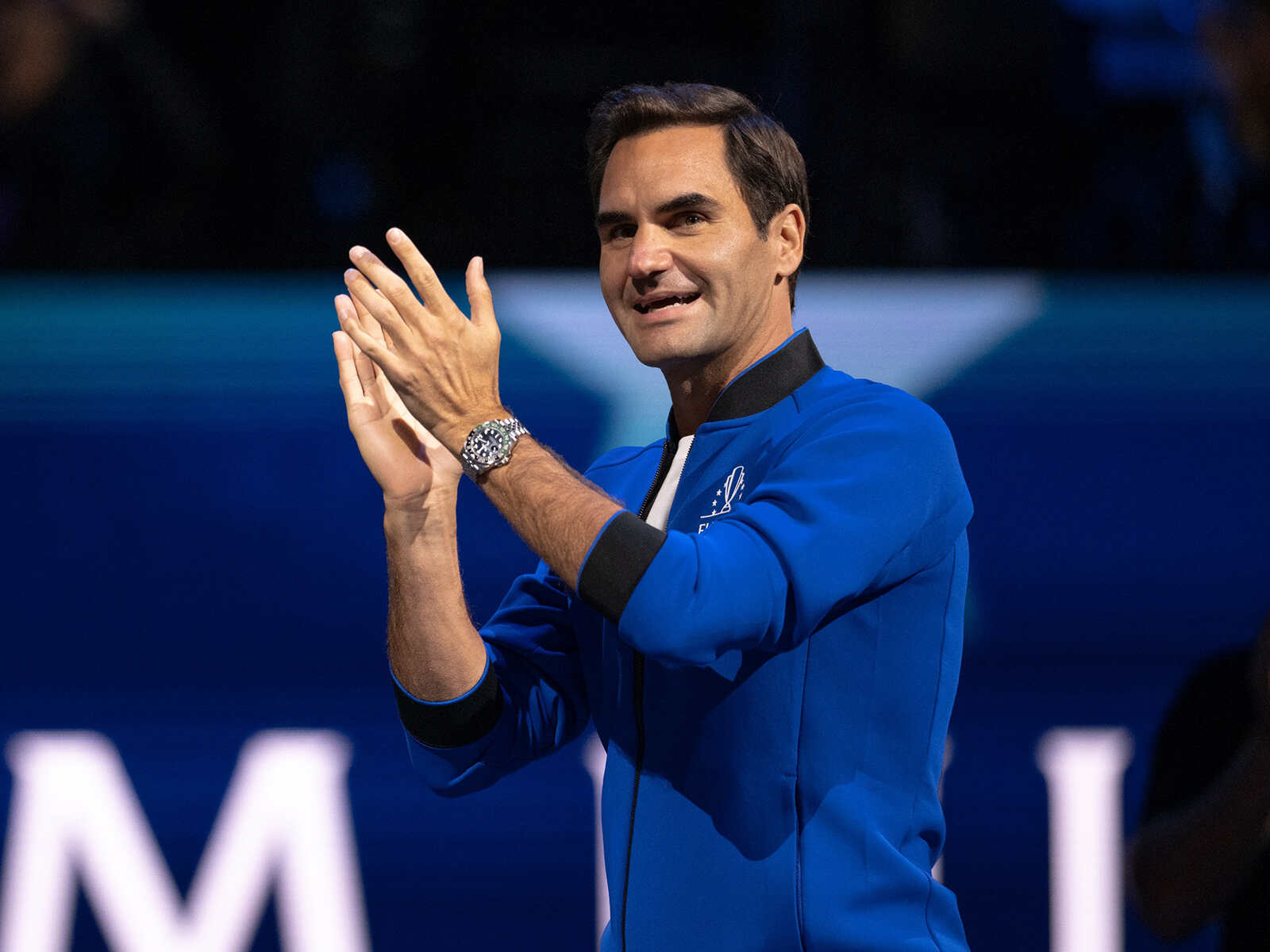 Roger Federer con un Rolex aplaudiendo