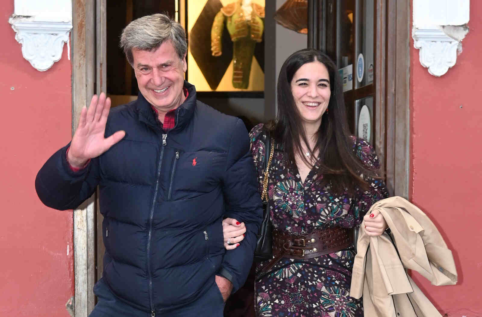 Cayetano y B&aacute;rbara Mirj&aacute;n saludando