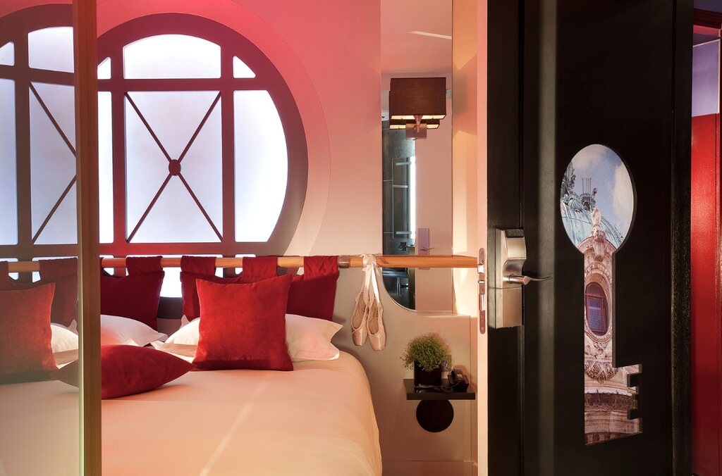 Hotel Par&iacute;s, Ana Mena
