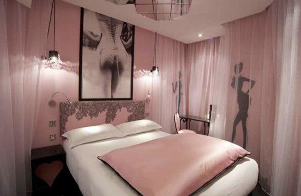Hotel Par&iacute;s, Ana Mena