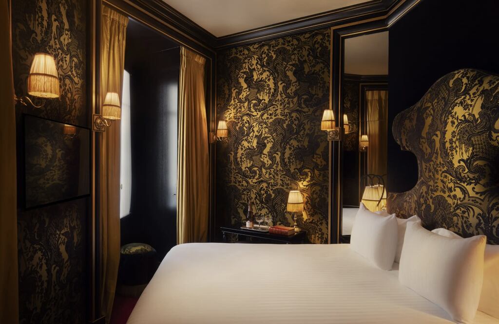 Hotel Par&iacute;s, Ana Mena