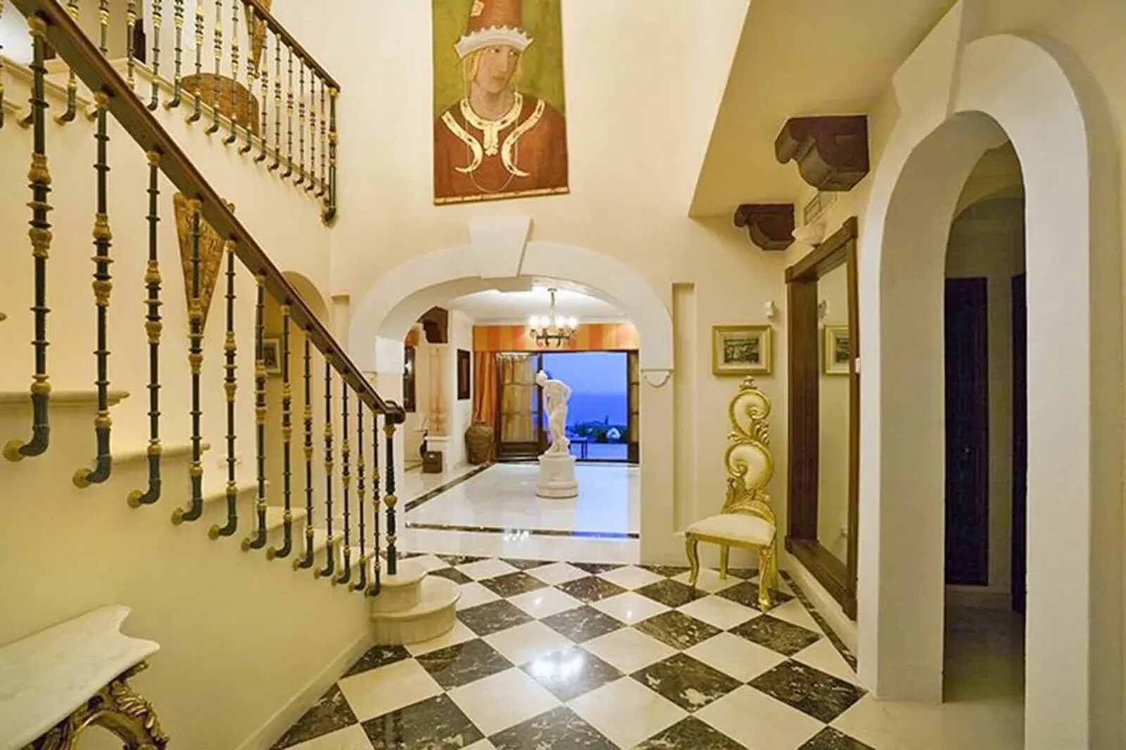Entrada de la mansi&oacute;n de Marbella