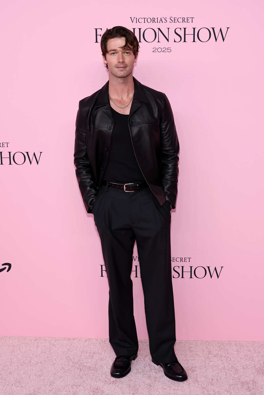 Patrick Schwarzenegger posando