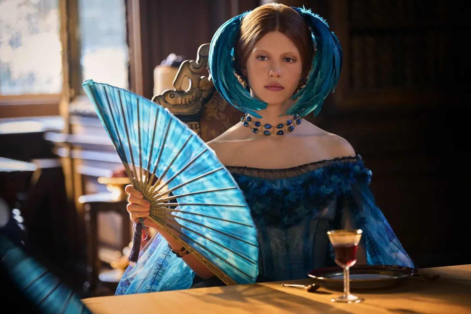 Mya Goth con la joya azul