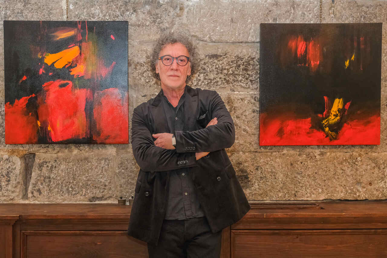 pintor pose cuadros