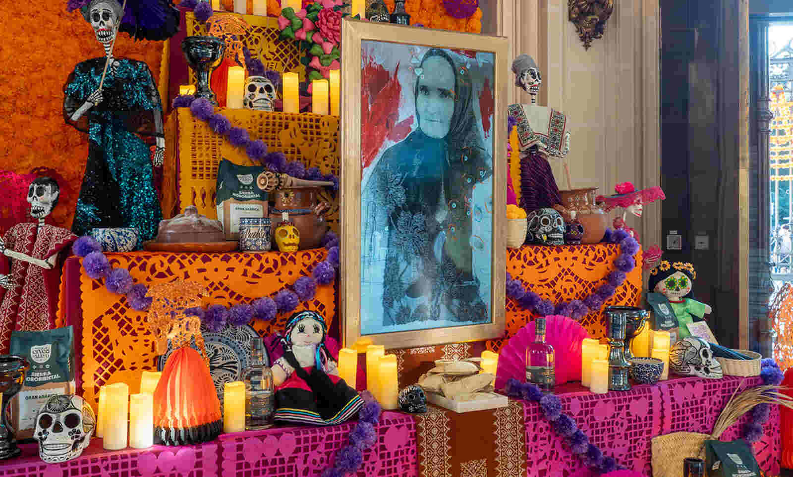 Altar de D&iacute;a de Muertos de Casa Am&eacute;rica