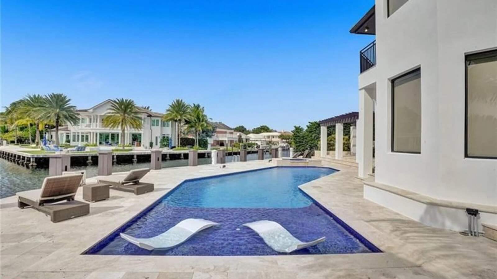 Piscina exterior de la casa de Miami