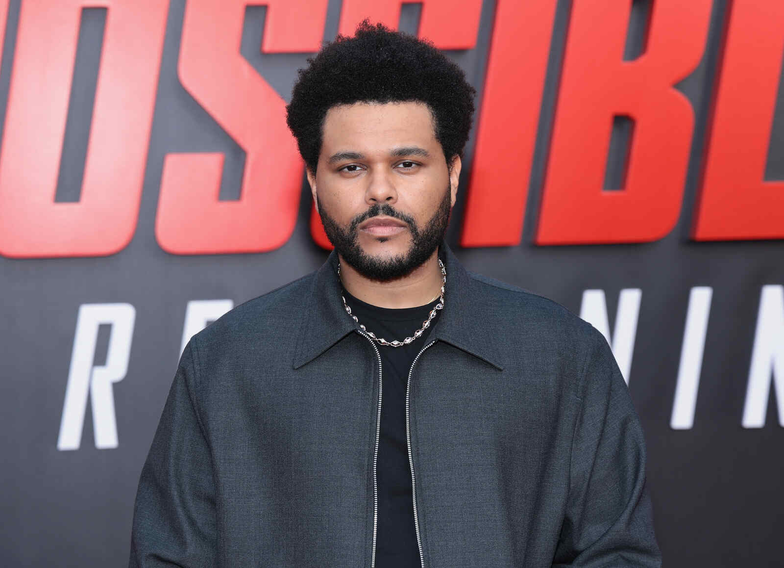 The Weeknd posando