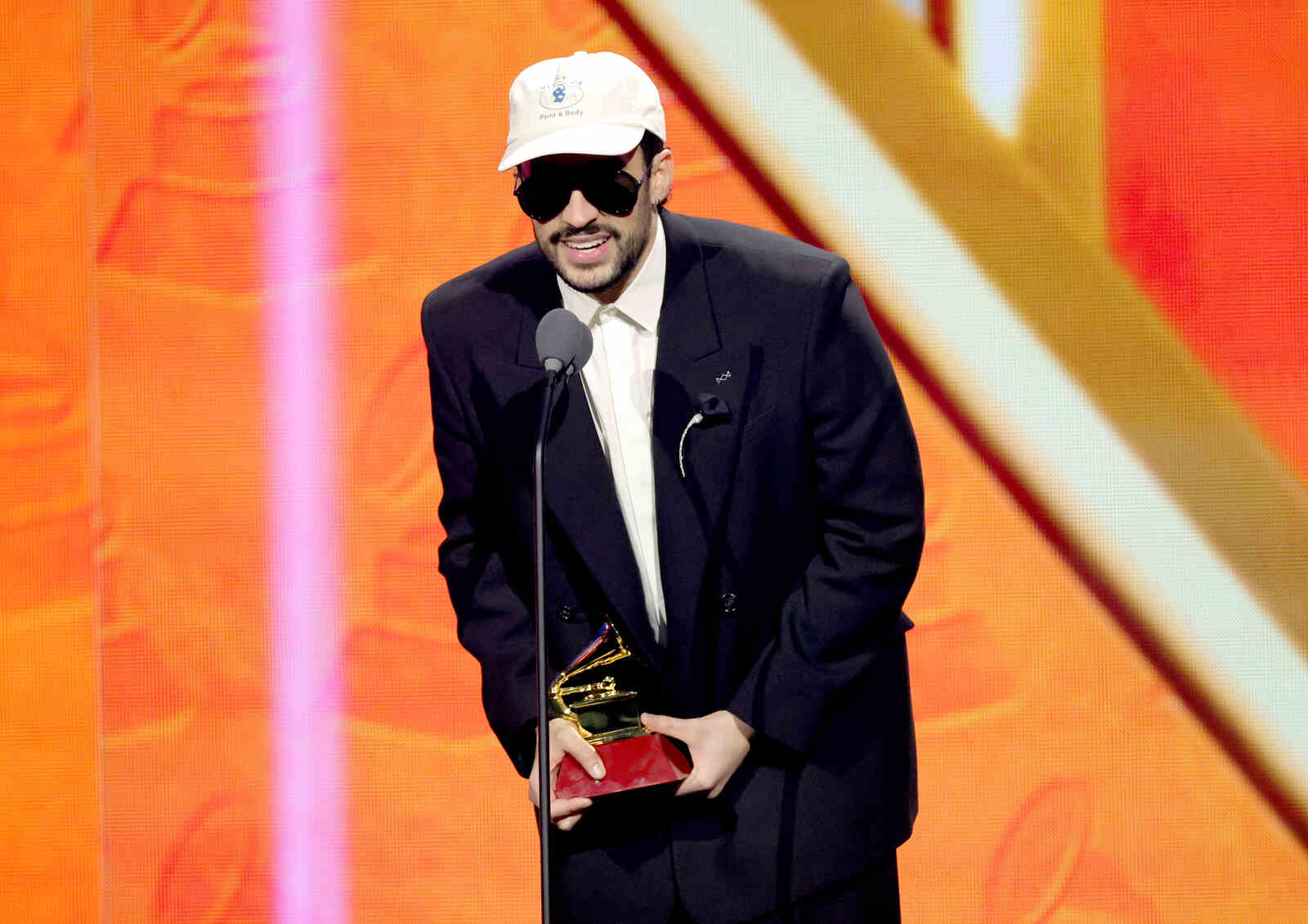 Bad Bunny posando con dos Grammy Latino