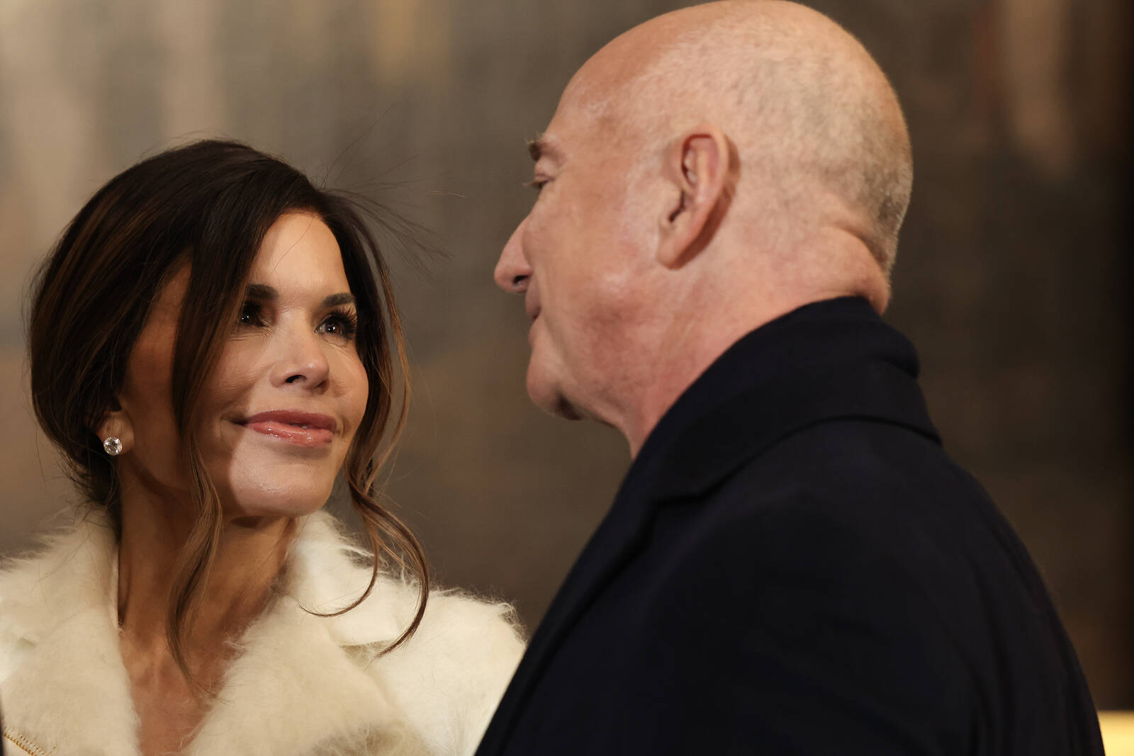 Lauren Sánchez mirándose con Jeff Bezos