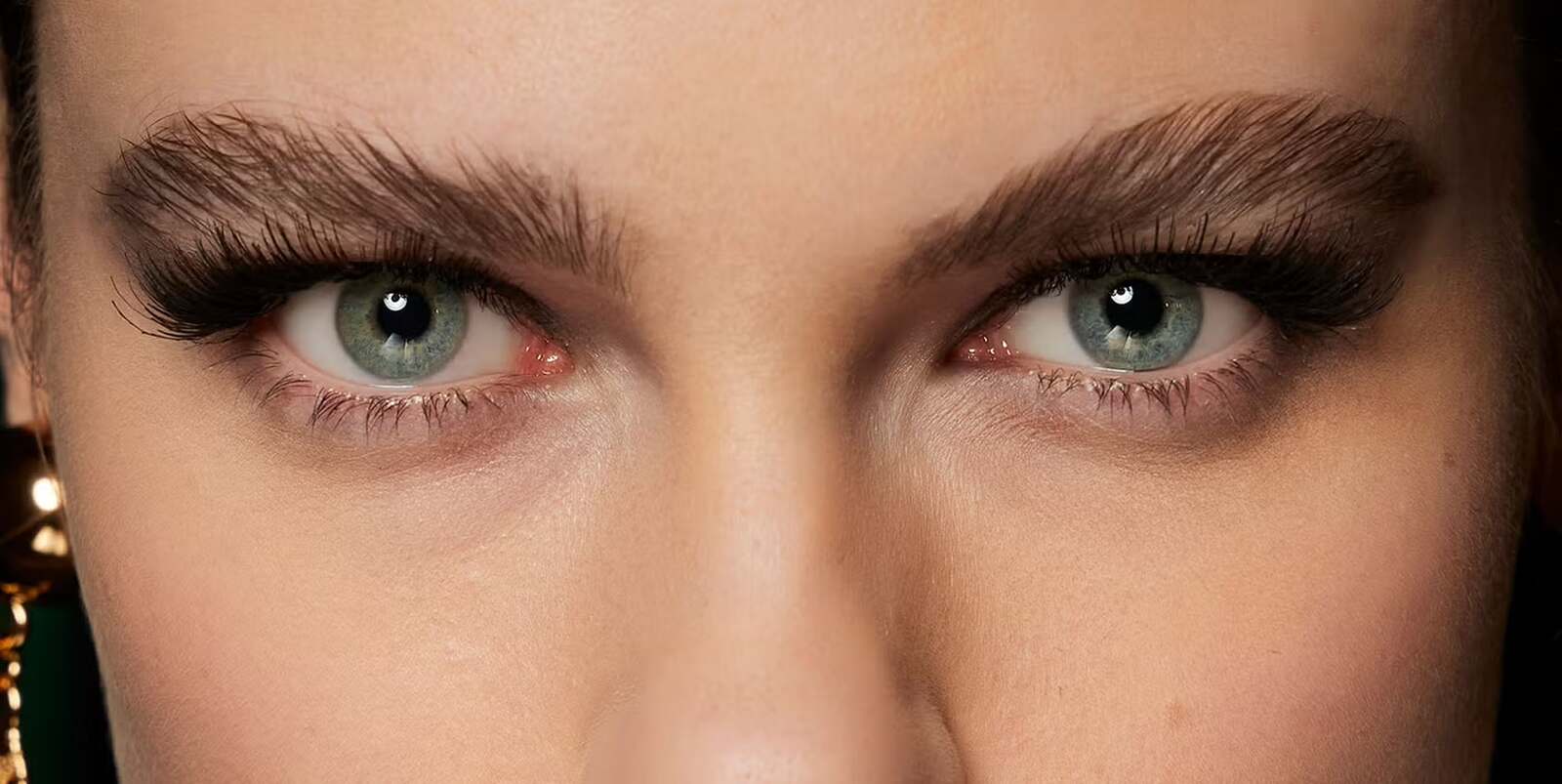 Mirada de mujer con ojos azules
