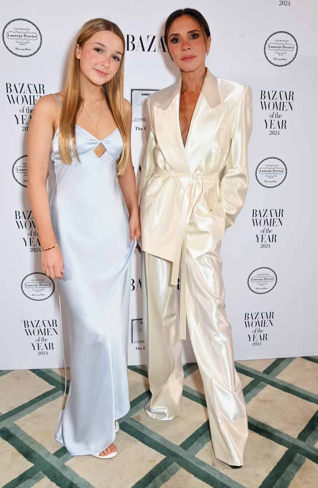 Harper y Victoria Beckham posando