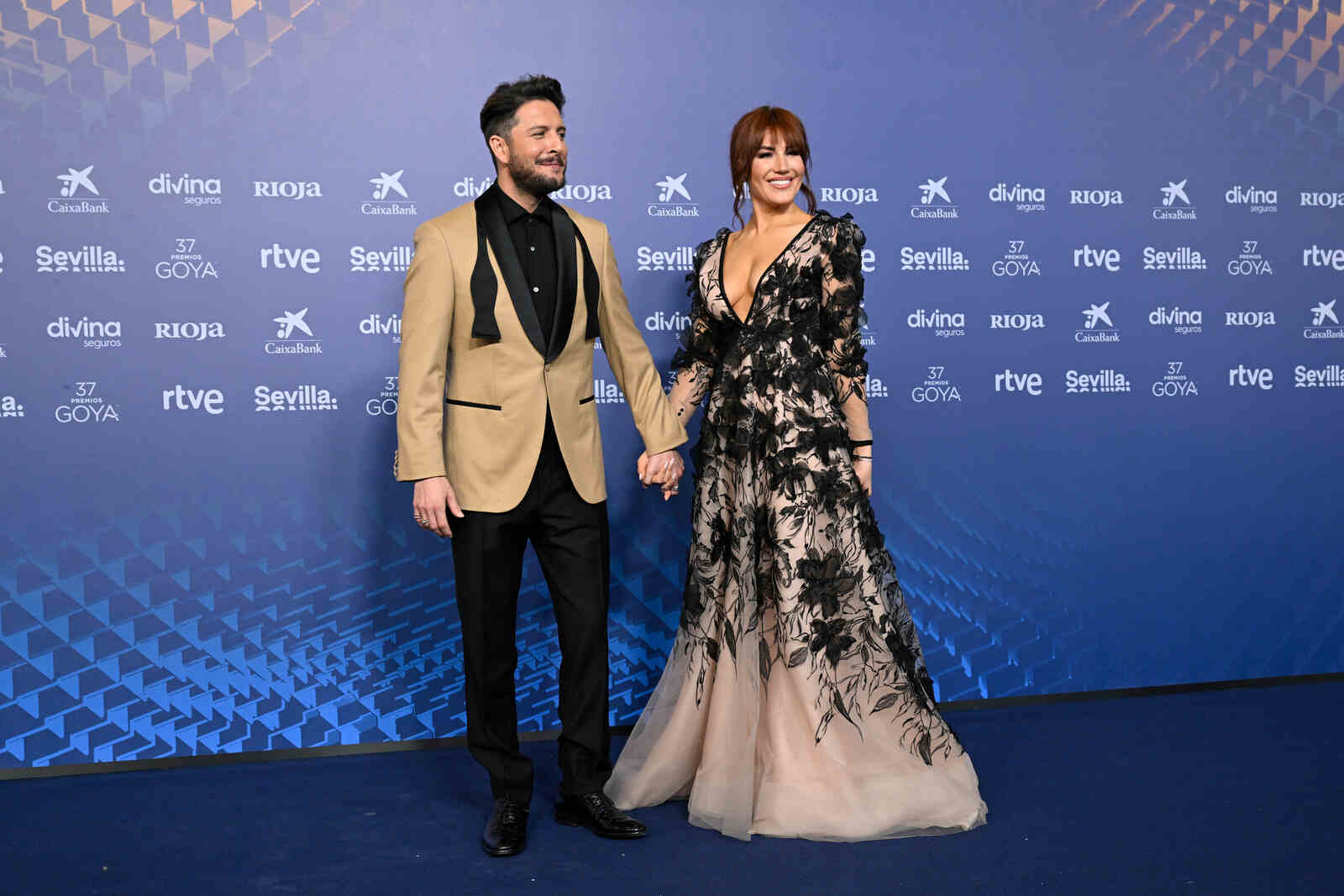 Manuel Carrasco y Almudena Naval&oacute;n posando en un photocall