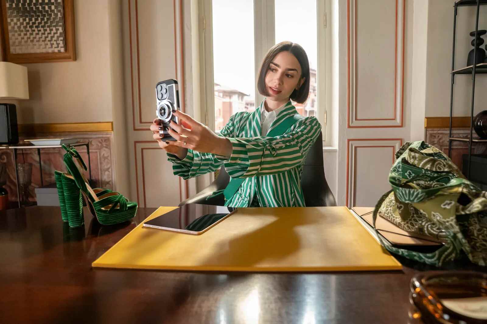 Emily in Paris con chaqueta verde