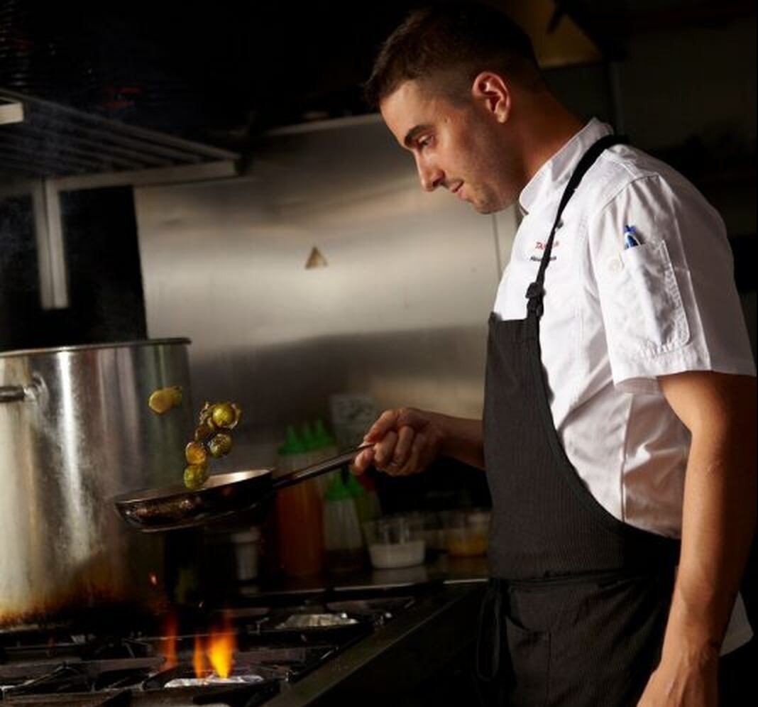Manuel Berganza en una cocina con una receta de Nochevieja, vieira