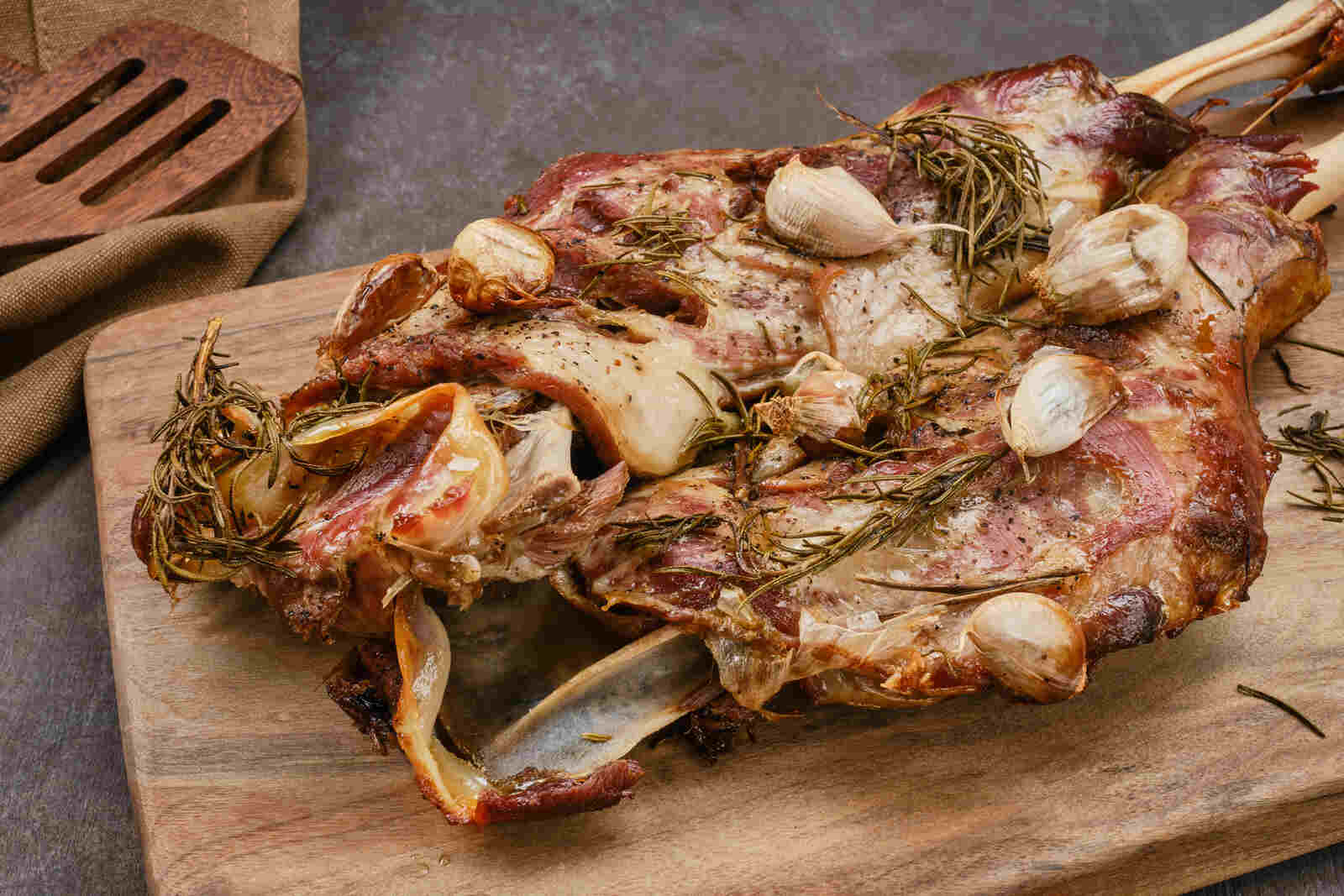 Foto de paletilla de cordero con ajos