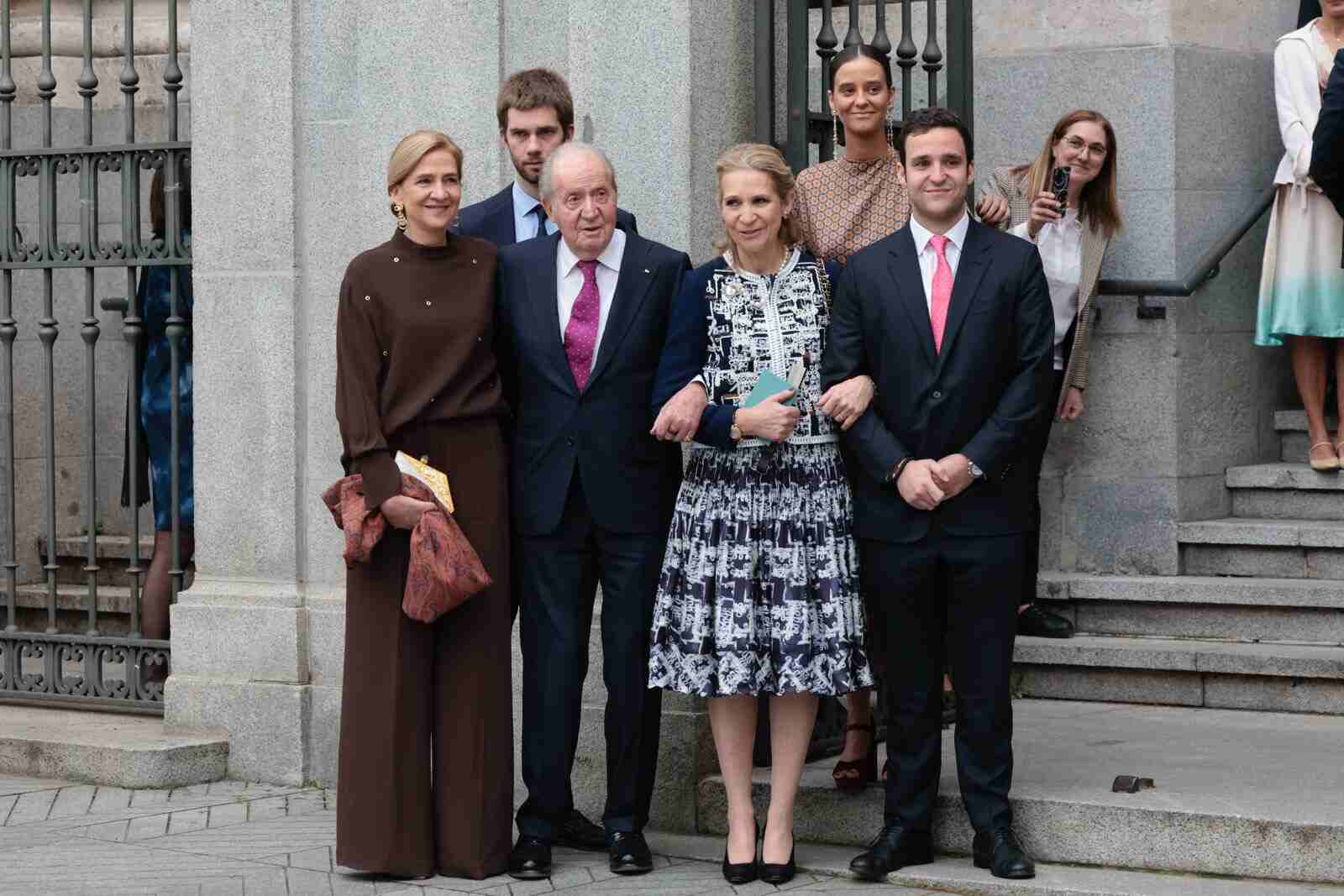 El rey em&eacute;rito con sus hijas y sus nietos