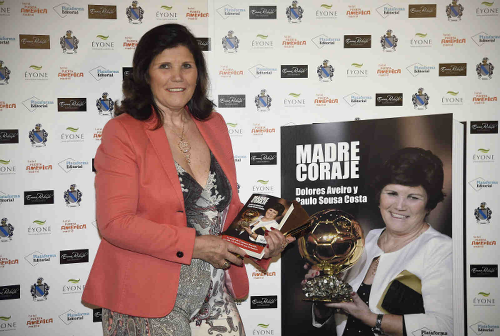 La madre de Cristiano Ronaldo con su libro