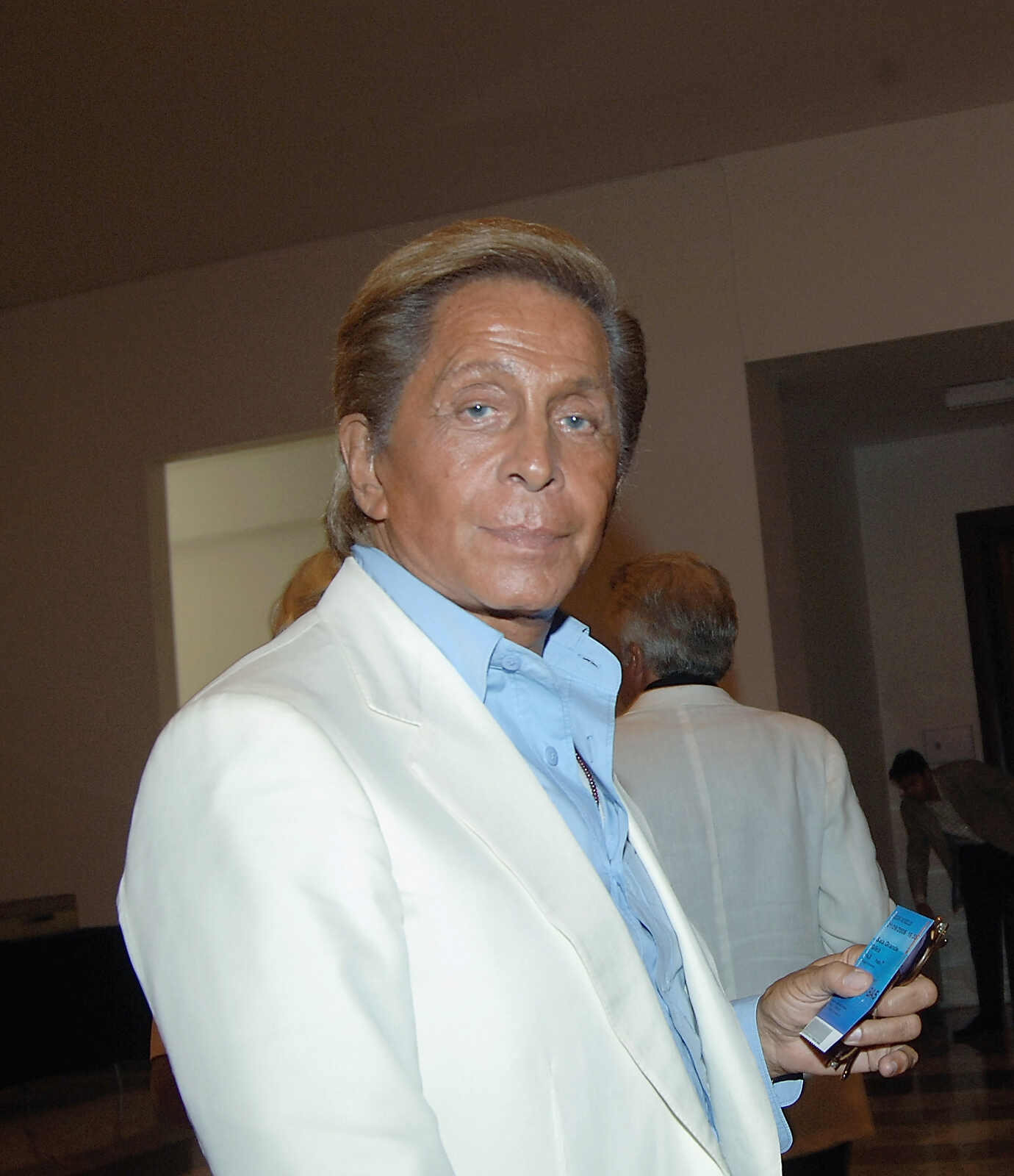 Valentino posando