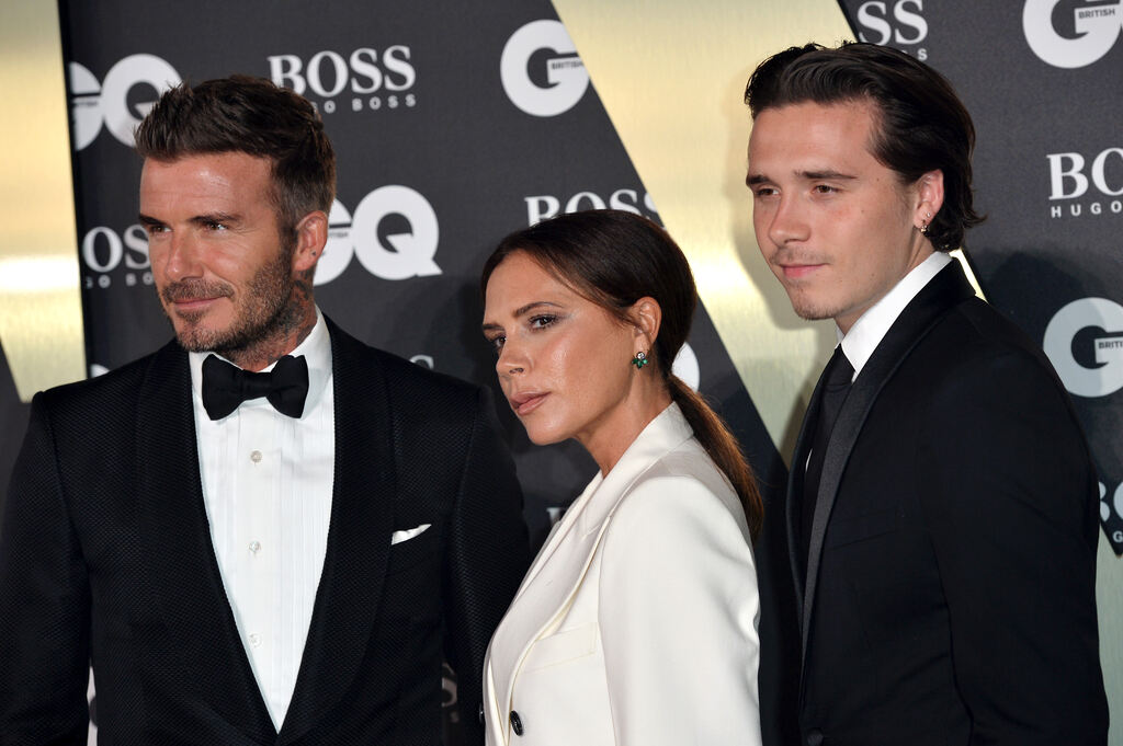 Brooklyn Beckham con sus padres
