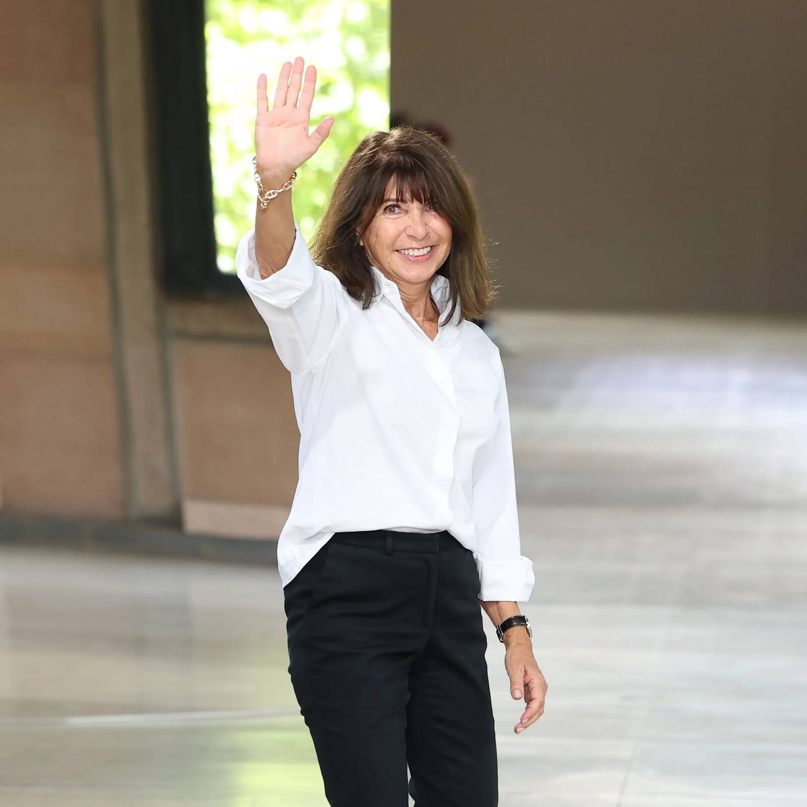 Diseñadora de Hermès saludando