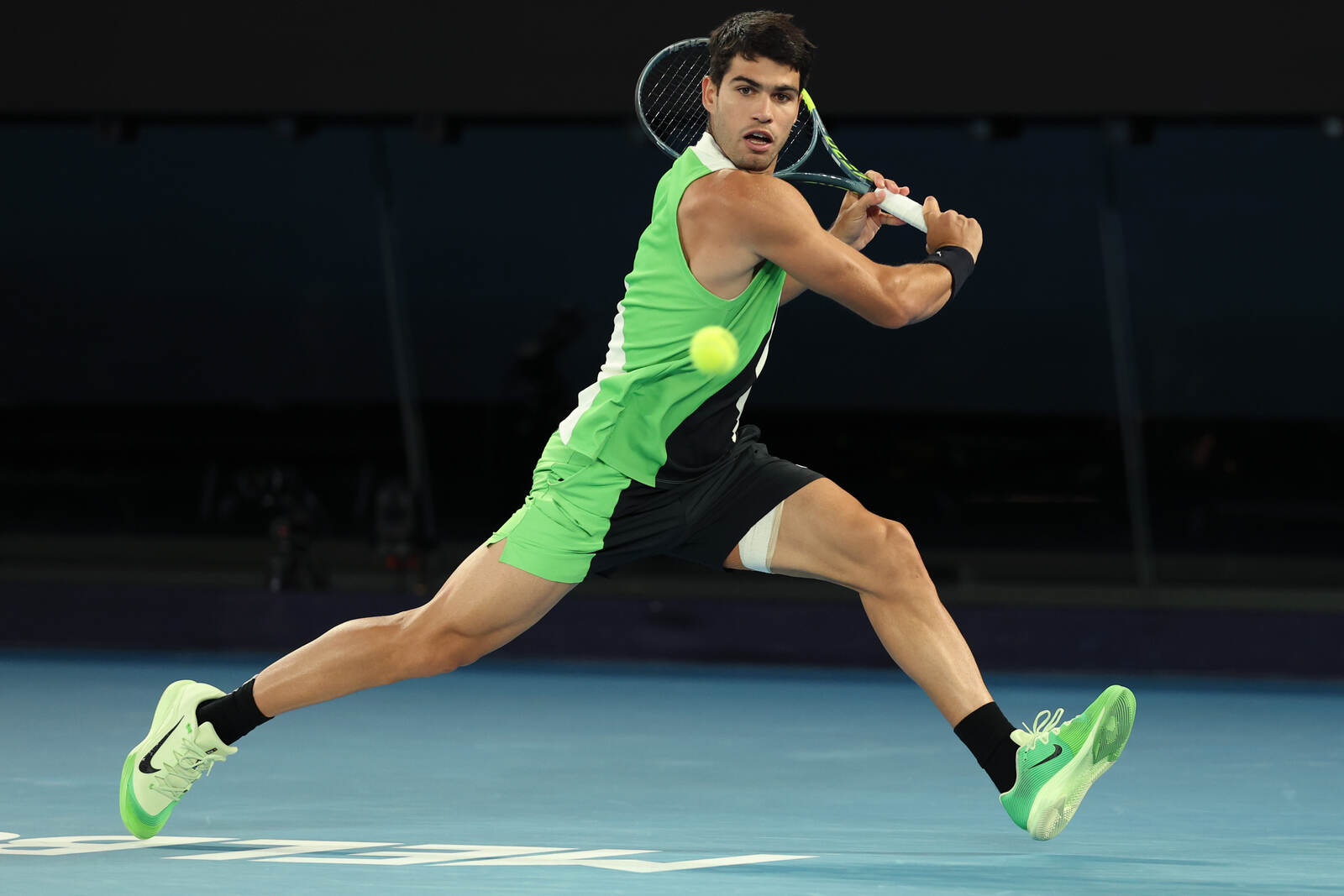 Carlos Alcaraz jugando en el Open de Australia 2026
