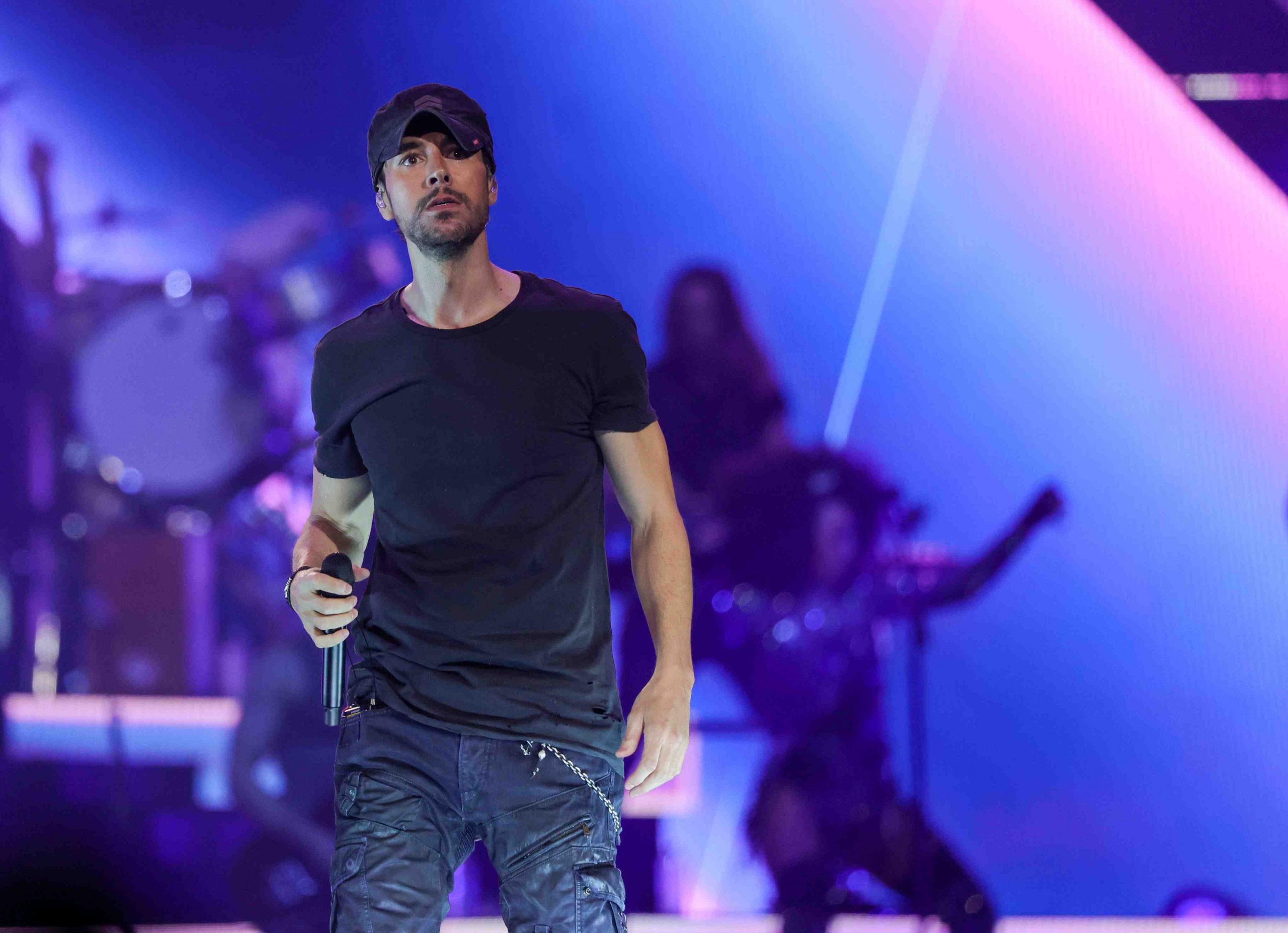 Enrique Iglesias cantando