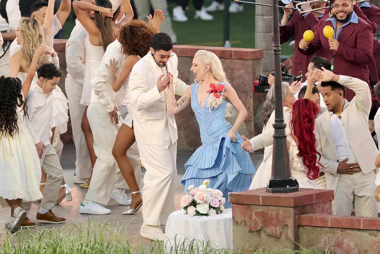 Lady Gaga y Bad Bunny cantando en la Super Bowl