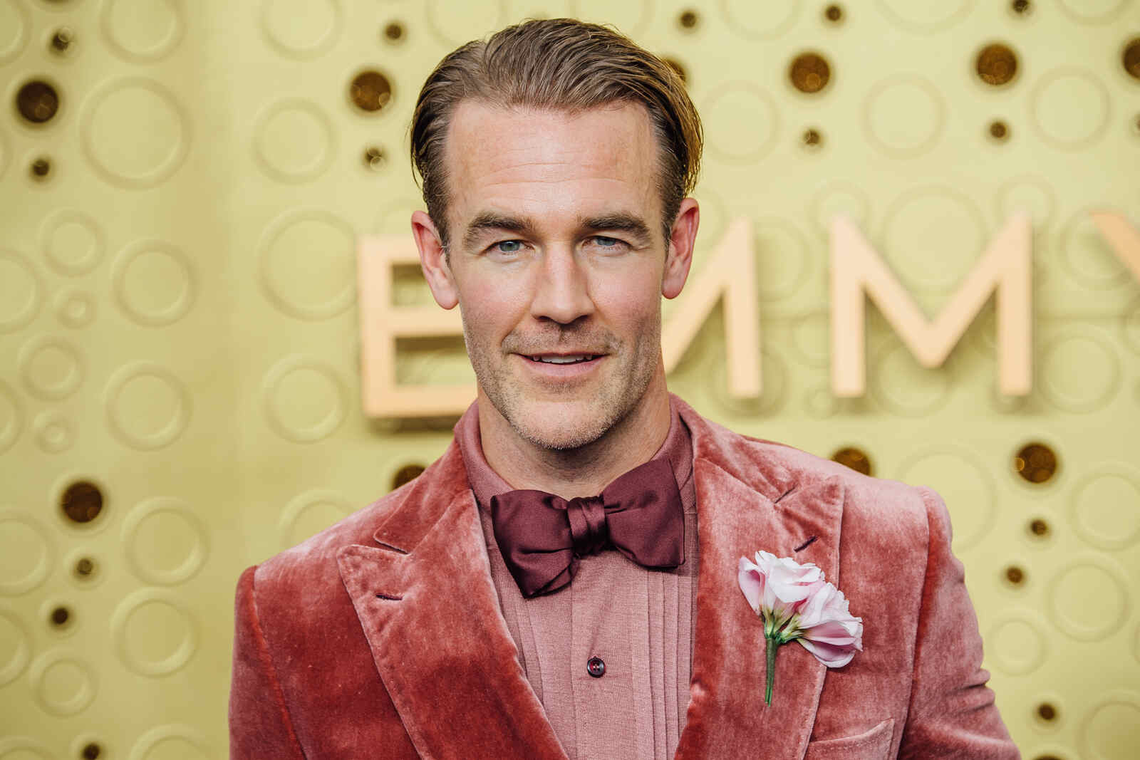 James Van Der Beek posando