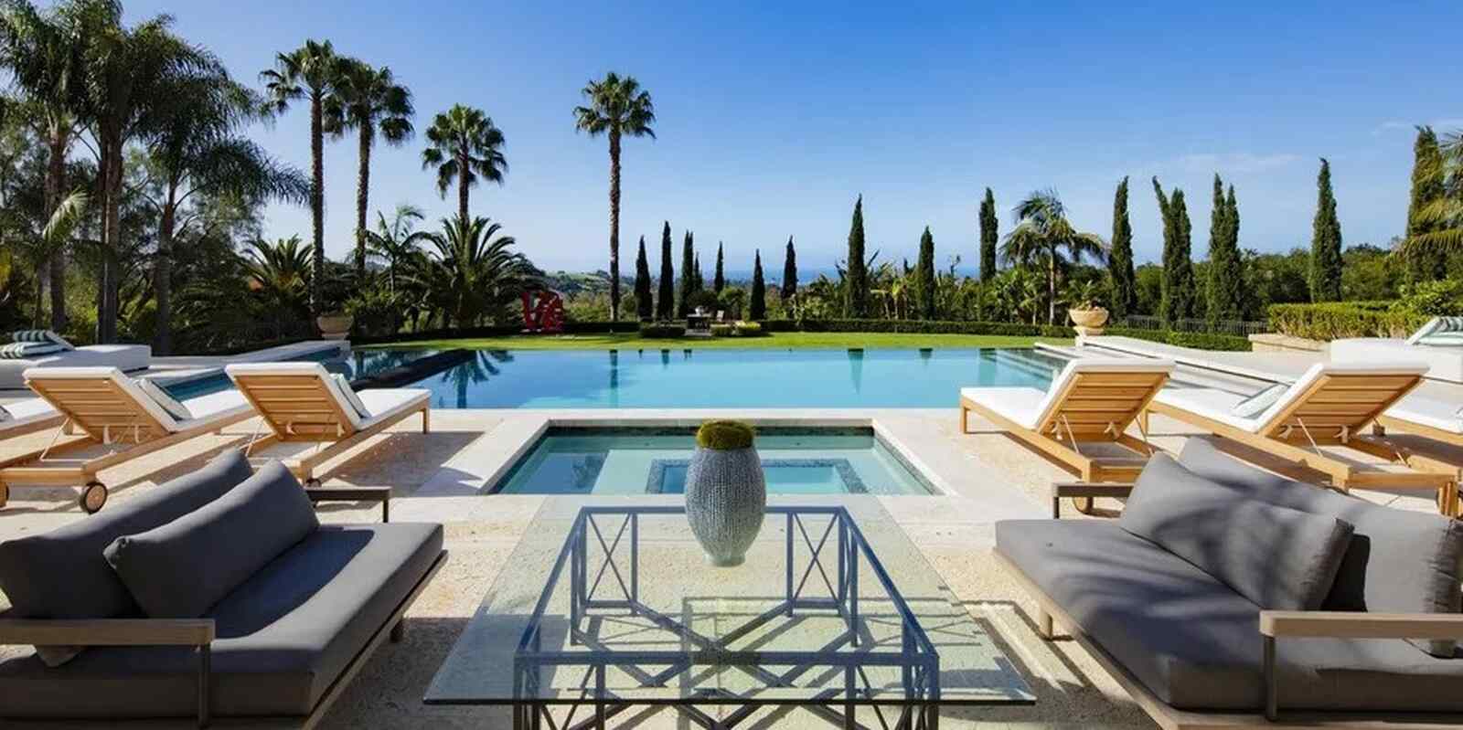 Piscina del jardín de la casa del reality de Harry y Meghan Markle