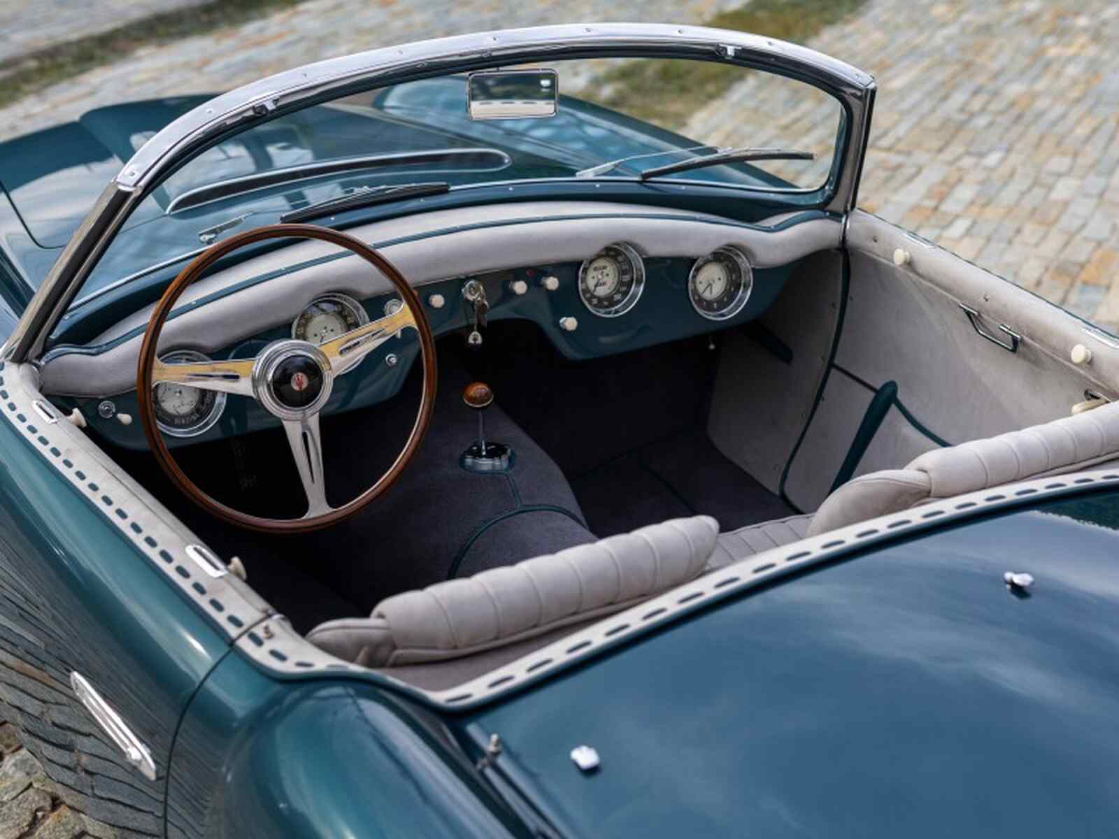 Interior del coche a subasta