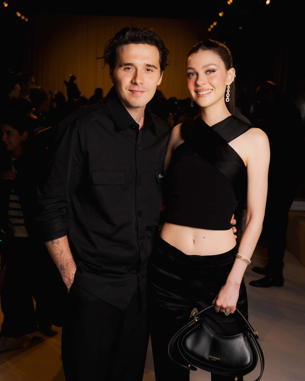 Nicola y Brooklyn Peltz-Beckham posando
