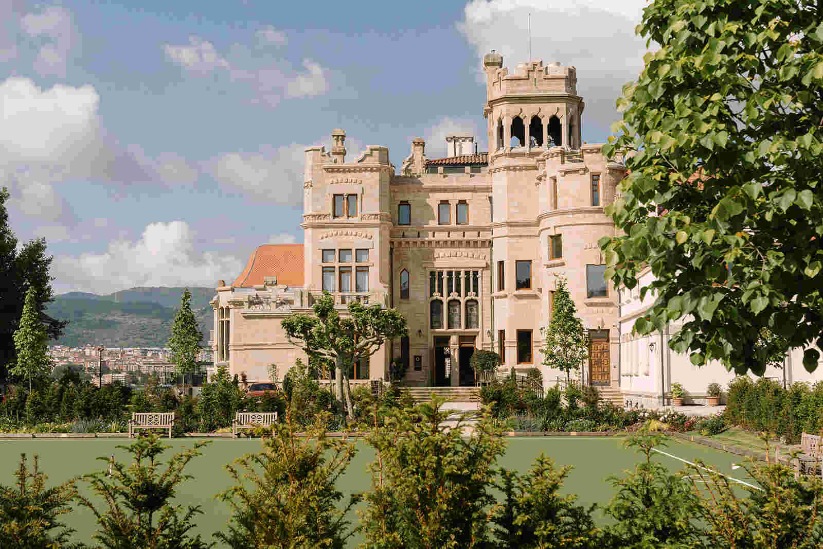 Fachada del hotel Palacio de la Helguera para una escapada
