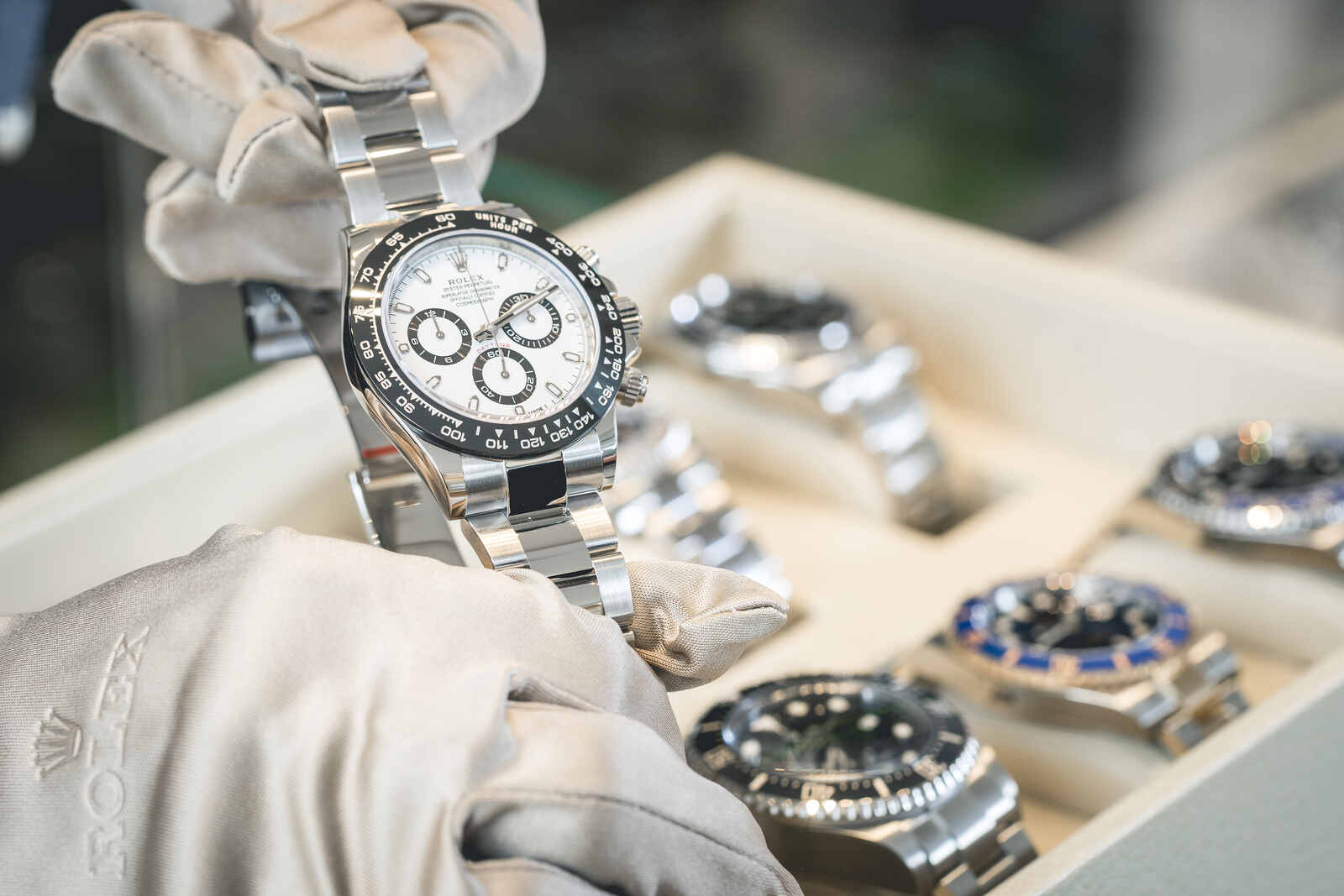 Manos ense&ntilde;ando un Rolex