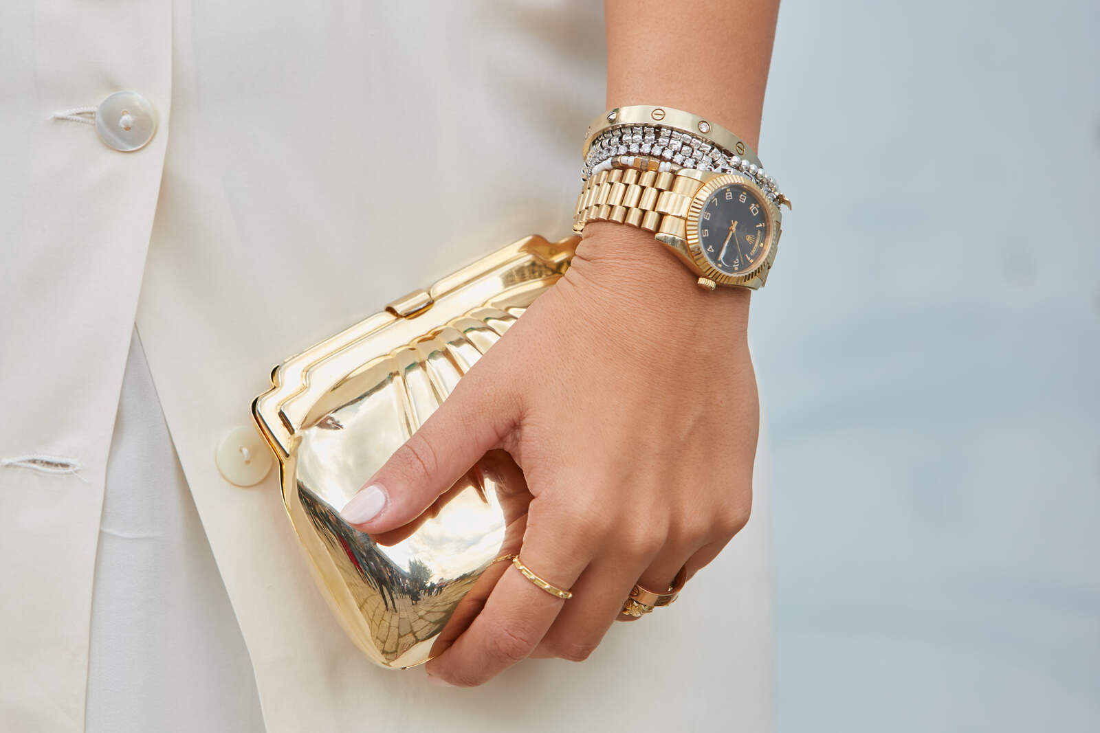 Mano con un Rolex de oro