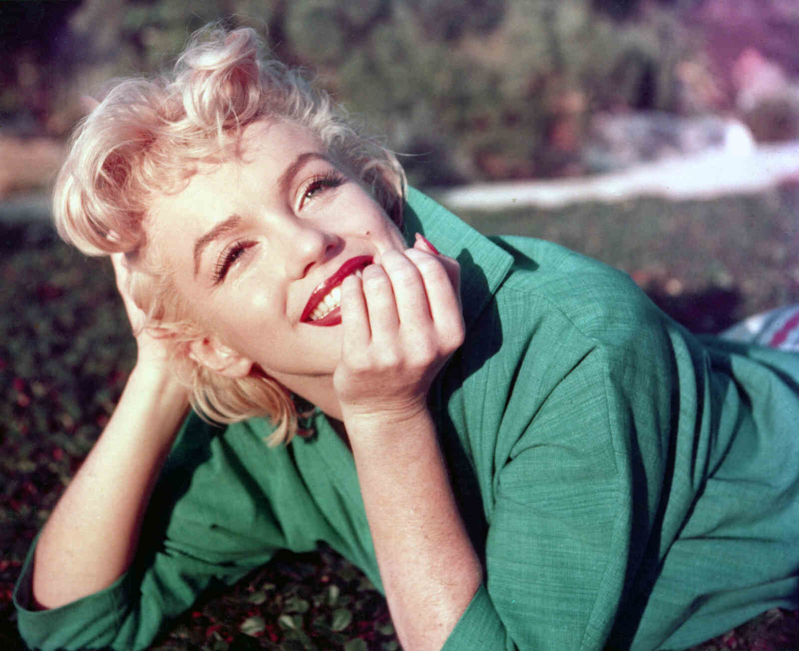 Marilyn Monroe posando en su casa