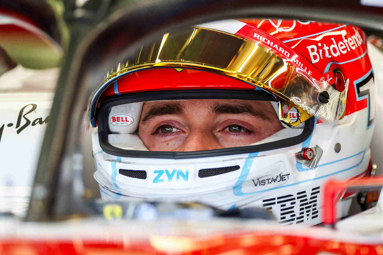 Charles Leclerc con el casco de Ferrari
