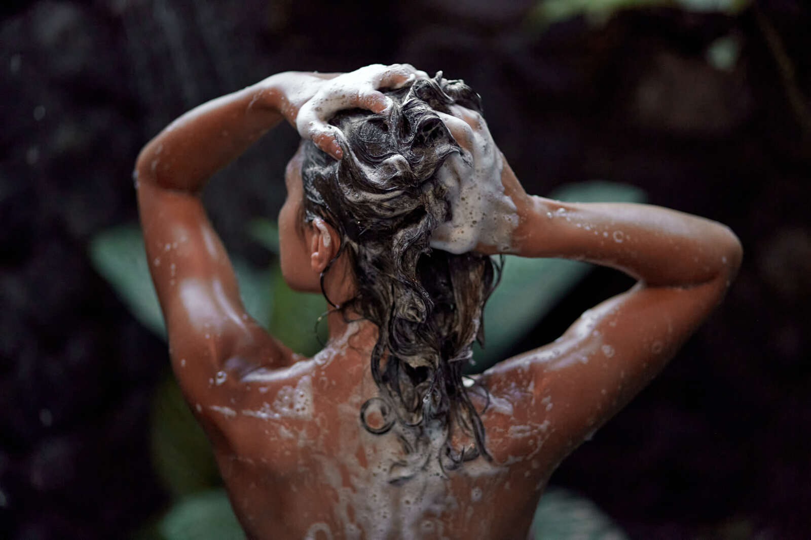 Mujer lav&aacute;ndose el pelo graso