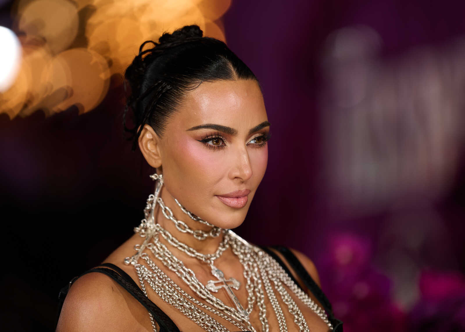Kim Kardashian posando en una alfombra roja, premios Oscar