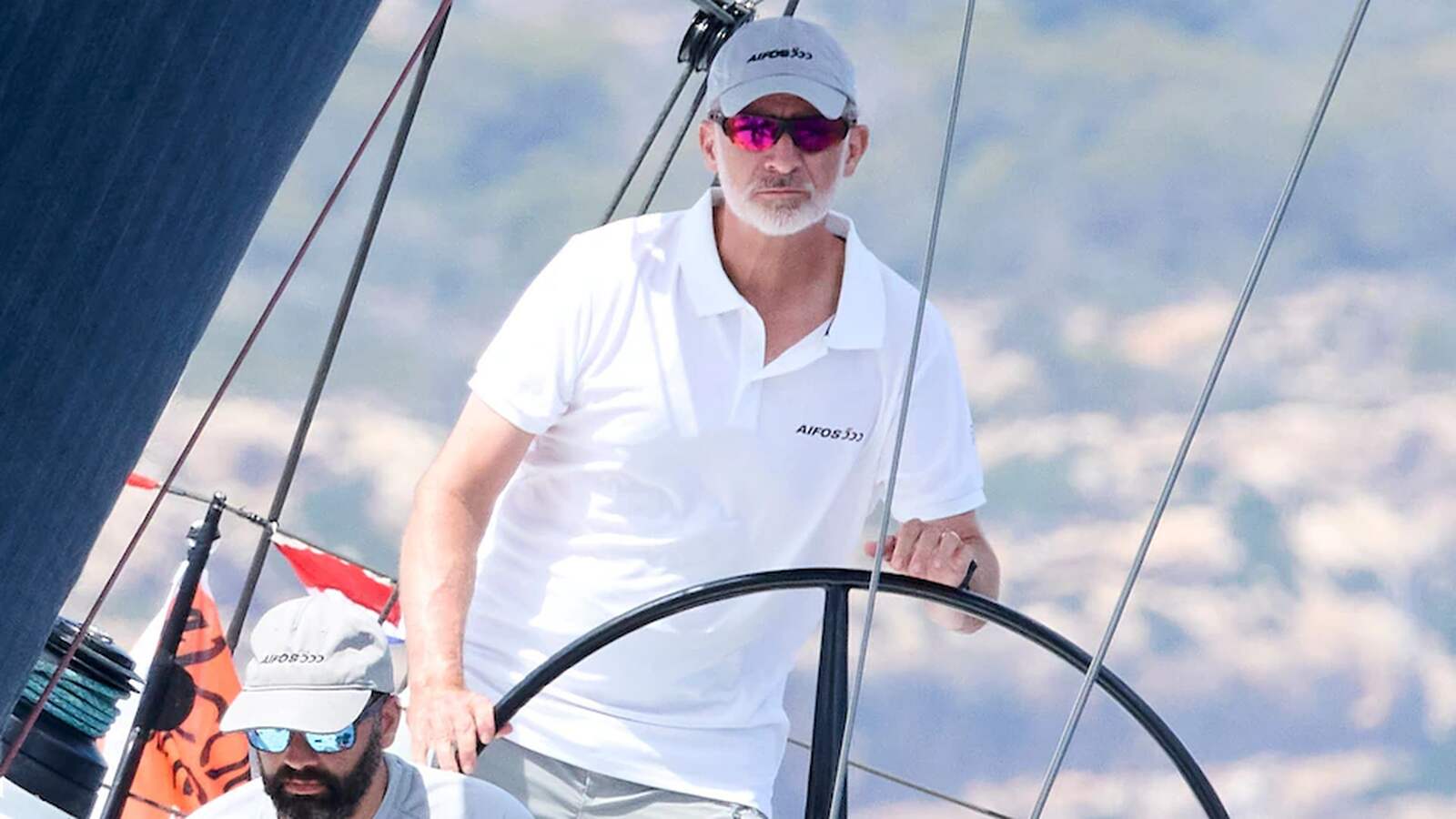 El Rey Felipe VI al tim&oacute;n del Aifos