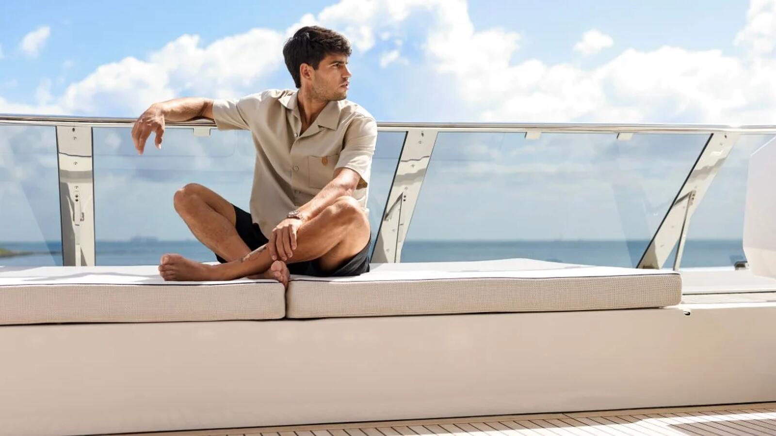 Carlos Alcaraz posando en un yate