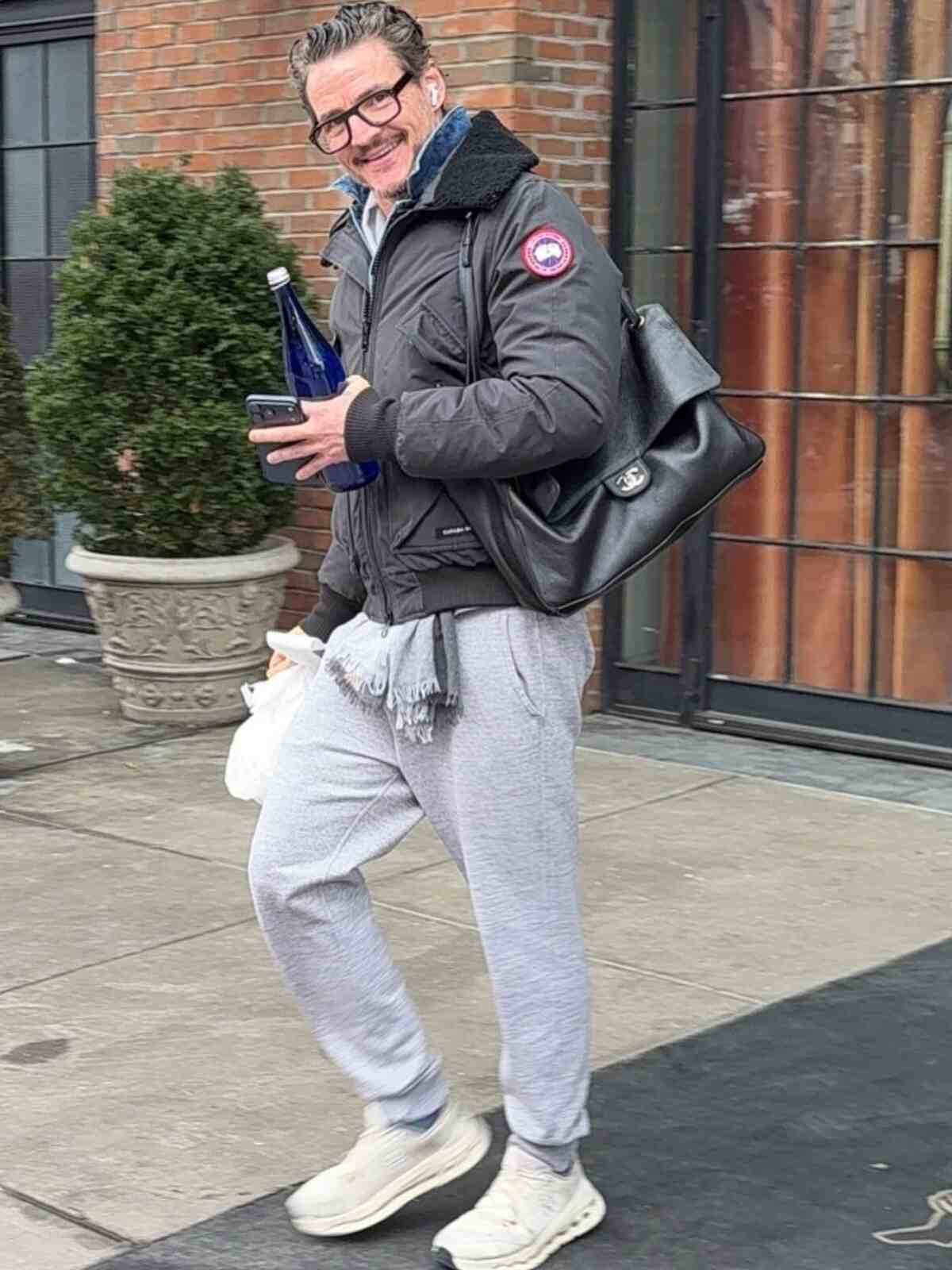 Pedro Pascal con el bolso de Chanel
