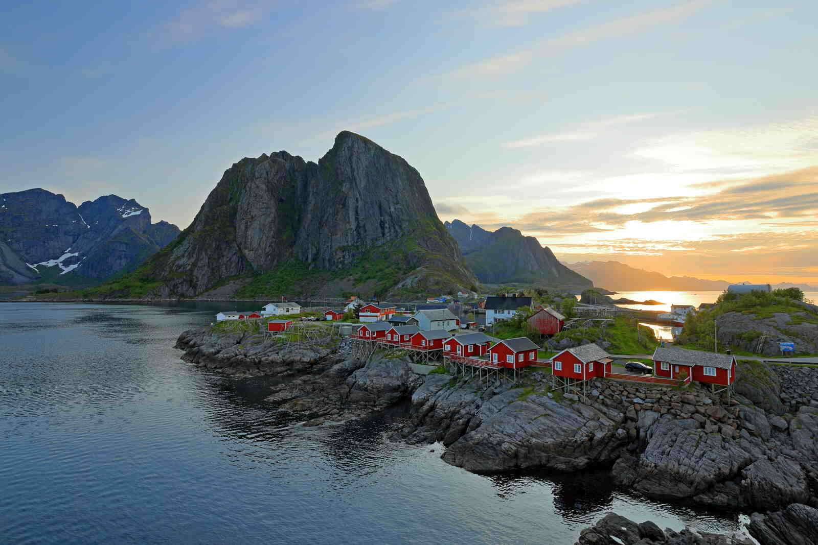 Pueblo con casas rojas de Henningsv&aelig;r. 