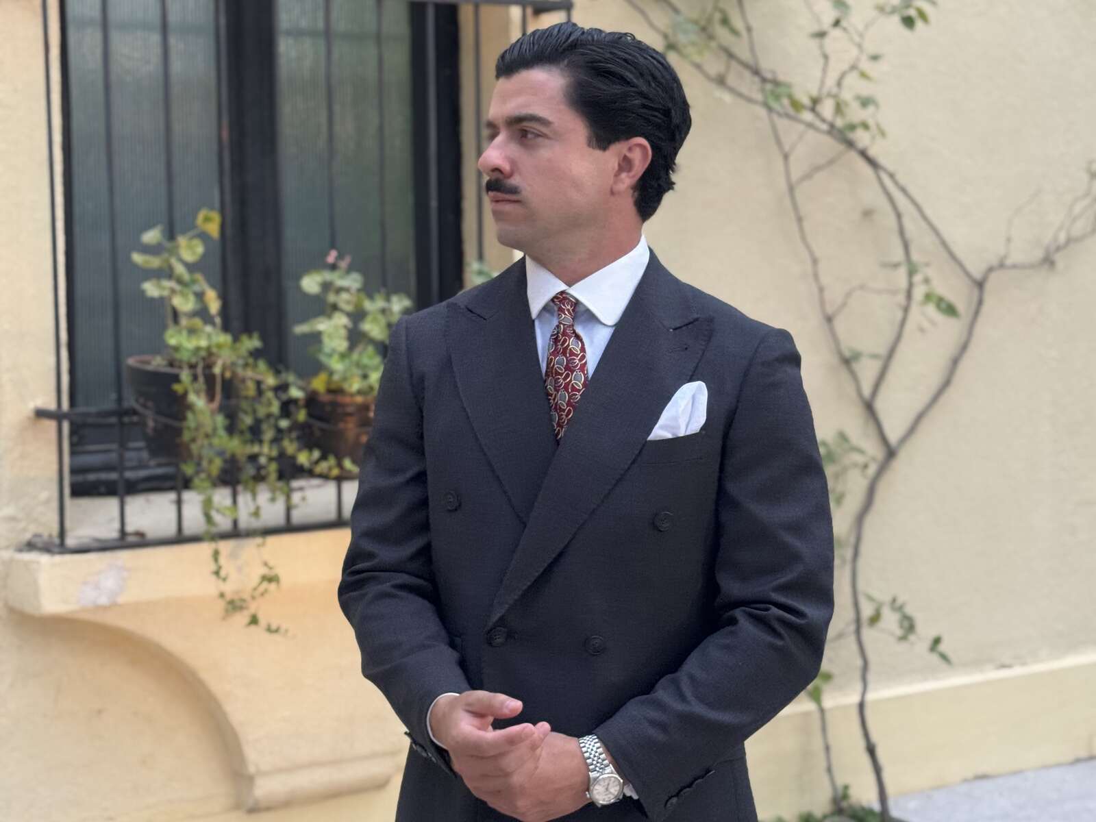 El sastre Carlos Vilari&ntilde;o posando
